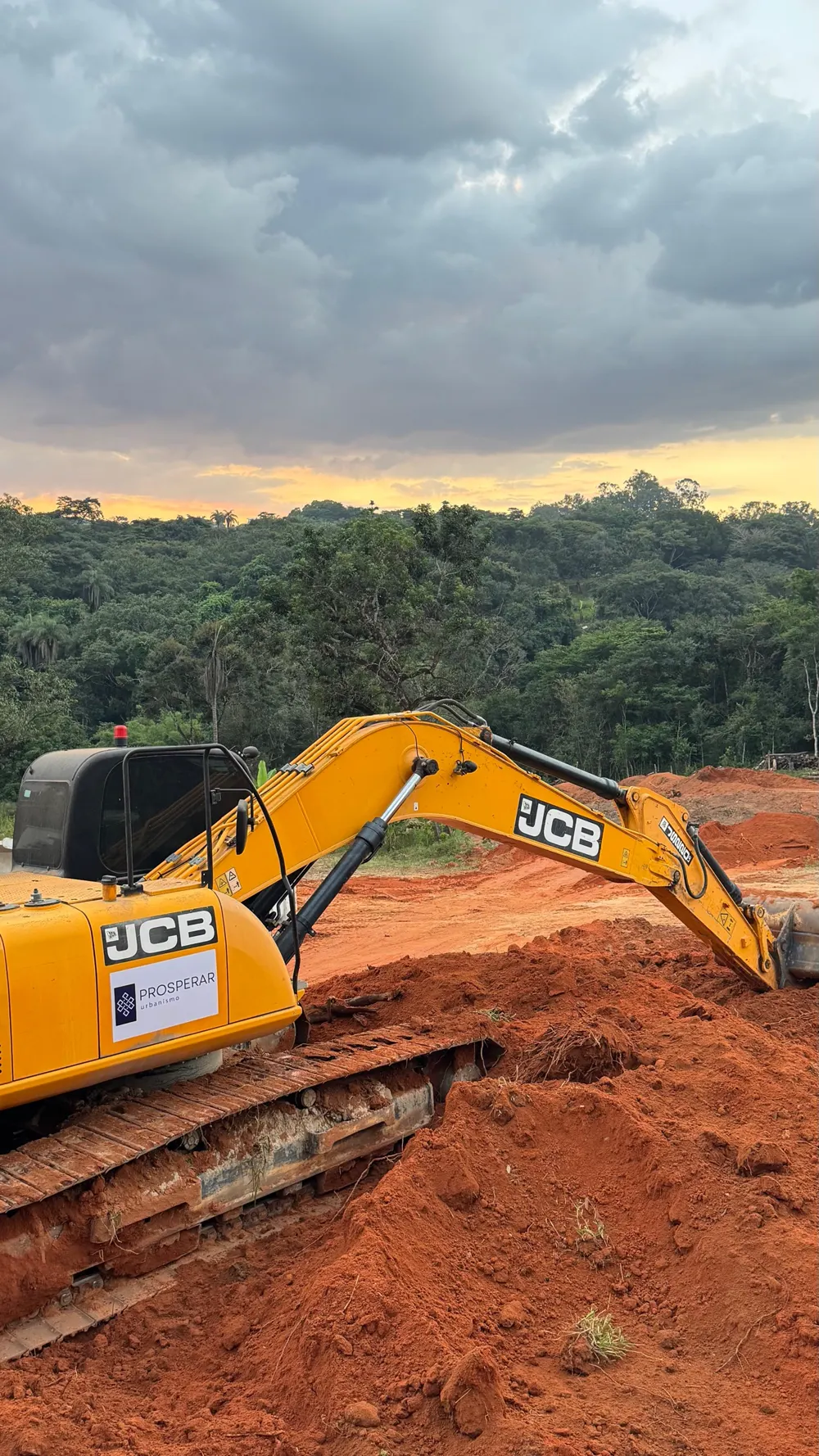 Escavadeira com a marca Prosperar em terraplanagem